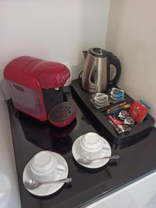 uma cafeteira vermelha sentada em cima de um balcão em TRYP by Wyndham Corfu Dassia em Dassia