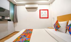 Cama ou camas em um quarto em FabHotel VT Gagan Vihar