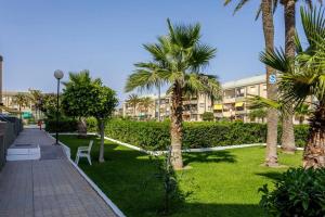 a park with palm trees and a walkway at Apto. primera línea playa, Retamar, Cabo de Gata (1º) in Retamar