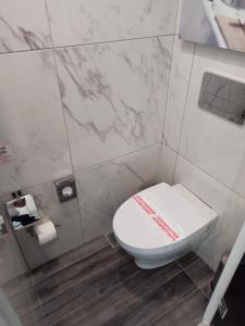 ein Badezimmer mit einem weißen WC in einer Kabine in der Unterkunft TRYP by Wyndham Corfu Dassia in Dassia