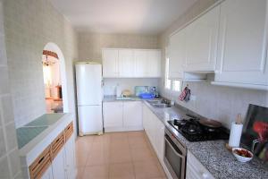 Η κουζίνα ή μικρή κουζίνα στο Mira Rosa Segaria - Els Poblets - 3 Double Bedroom