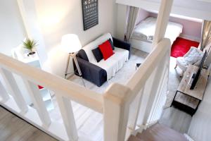 - un salon avec un canapé blanc et un lit dans l'établissement FREE Parking - Self Checkin - WIFI - DUPLEX LA FUSTERIE - SUPERBORDEAUX, à Bordeaux
