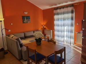 ein Wohnzimmer mit einem Sofa und einem Tisch in der Unterkunft Vila Jadranka in Vodice