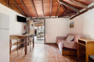 ein Wohnzimmer mit einem Sofa und einem Tisch in der Unterkunft Hesperia in Icod de los Vinos
