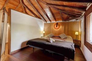 ein Schlafzimmer mit einem Bett in einem Zimmer mit Holzdecken in der Unterkunft Hesperia in Icod de los Vinos