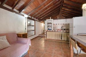 ein Wohnzimmer mit einem Sofa und einer Küche in der Unterkunft Hesperia in Icod de los Vinos