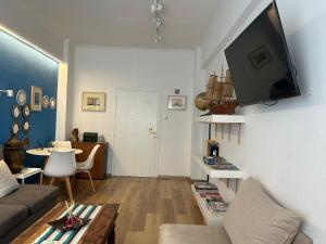 A television and/or entertainment centre at Royal Blue Grand Suite No 3