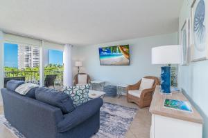 Televiisor ja/või meelelahutuskeskus majutusasutuses Renovated Condo Offering Free Beach Access