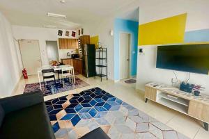 AF Homestay 2 Bedrooms 15mins to KLIA Free Wifi Netflix في سيبانغ: غرفة معيشة مع مطبخ وغرفة معيشة مع أرضية