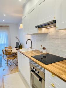 una cocina con fregadero y estufa horno superior en Bright modern 3 BR in Portimao downtown, en Portimão 20 fotos más