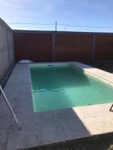 una piscina al lado de un edificio en Monoambiente céntrico en San Rafael