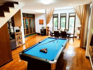 a living room with a pool table in it at 古城豪华泳池别墅/可步行夜市塔佩门/轰趴/烧烤/团体出游首选 Yellow House Garden Villa in Chiang Mai