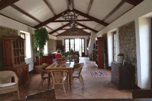 ein Wohnzimmer mit einem Holztisch und Stühlen in der Unterkunft Finca La Alcolehuela en Parque Natural de Despeñaperros in Santa Elena