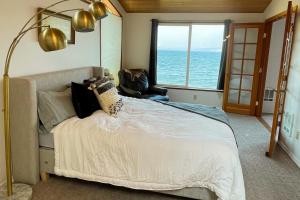 een slaapkamer met een bed en uitzicht op de oceaan bij BEACH MODE in Kingston