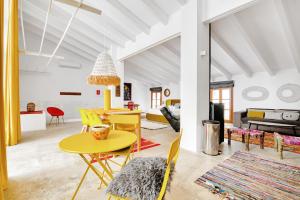 een woonkamer met een gele tafel en stoelen bij Aldaba in Benissa