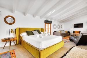 貝尼薩的住宿－Aldaba，一间卧室配有一张大床和一张沙发