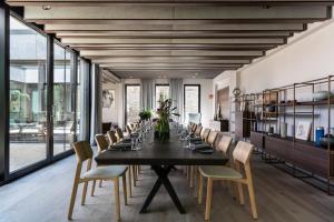 a dining room with a long table and chairs at Hotel am Ochsentor in Andernach