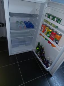 um frigorífico aberto cheio de bebidas e refrigerantes em B&B Il Quadrifoglio Airport Fontanarossa em Catânia