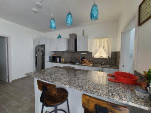 una cucina con un bancone e alcuni vasi blu di Cozy 2 bedroom apartment 7 minutes walk to beach. a Punta Cana