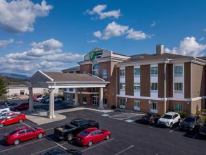 a hotel with cars parked in a parking lot at Holiday Inn Express & Suites Lebanon, an IHG Hotel in Lebanon