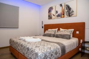- une chambre avec un lit et deux oreillers dans l'établissement Toural House, à Arcos de Valdevez