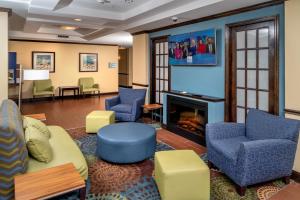ein Wartezimmer mit Stühlen und einem Kamin in der Unterkunft Holiday Inn Express & Suites Lebanon by IHG in Lebanon