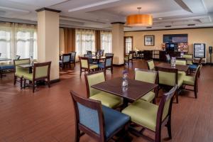 una sala da pranzo con tavoli e sedie in un ristorante di Holiday Inn Express & Suites Lebanon, an IHG Hotel a Lebanon