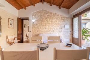 a room with a table and chairs and a bedroom at Il Flauto Magico in Modica