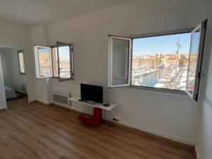 TV a/nebo společenská místnost v ubytování T4 Marseille Vue imprenable sur Vieux Port