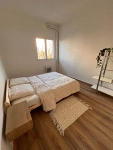 ein Schlafzimmer mit einem Bett in einem Zimmer mit einem Fenster in der Unterkunft T4 Marseille Vue imprenable sur Vieux Port in Marseille
