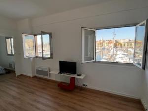 TV a/nebo společenská místnost v ubytování T4 Marseille Vue imprenable sur Vieux Port
