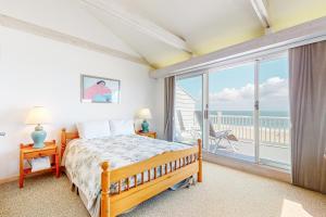 een slaapkamer met een bed en uitzicht op de oceaan bij Atlantic Watergate --- 29111 Ocean Rd. #6 in Bethany Beach