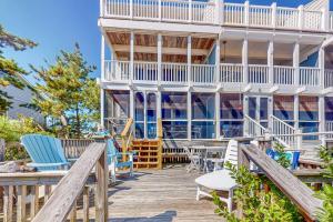 una casa en la playa con sillas y terraza en Atlantic Watergate --- 29111 Ocean Rd. #6, en Bethany Beach