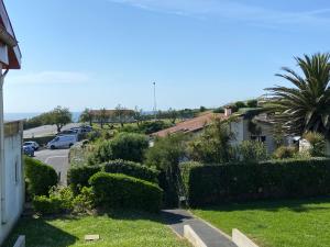 Aussicht auf ein Haus mit auf einem Parkplatz geparkt in der Unterkunft Appartement vue mer à 100m des plages, classé 4* in Biarritz