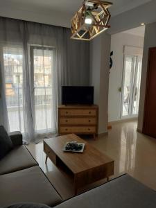 salon z kanapą i stolikiem kawowym w obiekcie AniBo studios and apartments ZERO POINT 35 w Salonikach