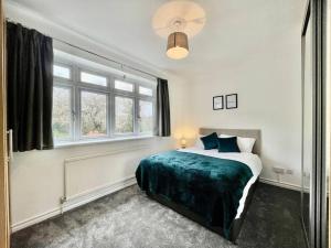 London Home - Free Parking - Contractor - Leisure tesisinde bir odada yatak veya yataklar