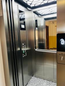 ascensore in un treno della metropolitana con specchio di Sea View Studio a Constanţa