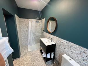 La salle de bains est pourvue d'un lavabo et d'un miroir. dans l'établissement La Grande-Ourse, à Charleville-Mézières