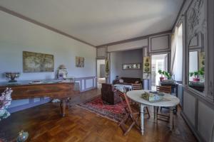 uma sala de estar com um piano e uma mesa em Petit Gîte de Villecomte em Sainte-Solange
