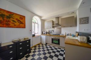 Η κουζίνα ή μικρή κουζίνα στο Gîte de Villecomte +6 φωτογραφίες