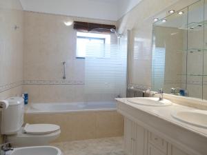 Casa Fialli : حمام مع مرحاض وحوض استحمام ومغسلة