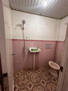 y baño con lavabo y aseo. en Saracal Aparthomes, en Mati