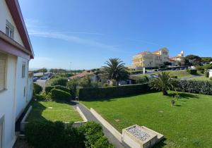 - Vistas al patio desde una casa en Appartement vue mer à 100m des plages, classé 4*, en Biarritz
