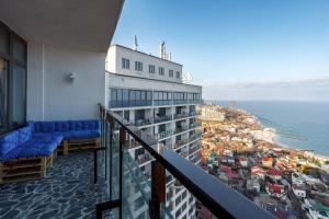 d'un balcon offrant une vue sur l'océan. dans l'établissement Anna Maria Santorini - Greek Suite & Large sea terrace Arcadia, à Odessa