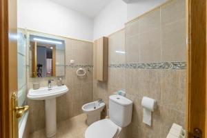 uma casa de banho com um WC e um lavatório em Lormar Apartamento em Zamora