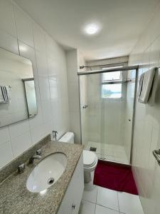 uma casa de banho com um WC, um lavatório e um chuveiro em Mandai Apart em Cabo Frio