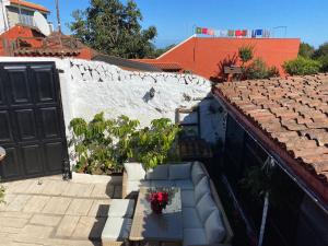 a building with a retaining wall with flowers on it at CASA MARA Casa Rural con terraza, barbacoa y vistas al Teide in Tanque