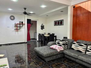 un soggiorno con divano e tavolo di K & J Homestay — Seremban Jaya 7 a Seremban