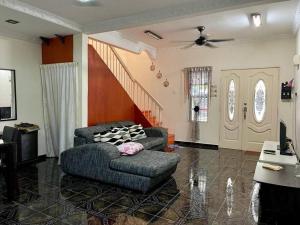 - un salon avec deux chaises et un canapé dans l'établissement K & J Homestay — Seremban Jaya 7, à Seremban