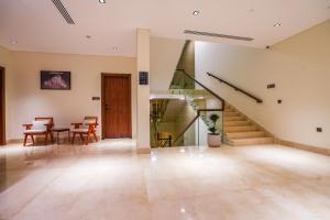 a living room with a staircase and a table at Vivian Park El Raeid Hotel in Riyadh